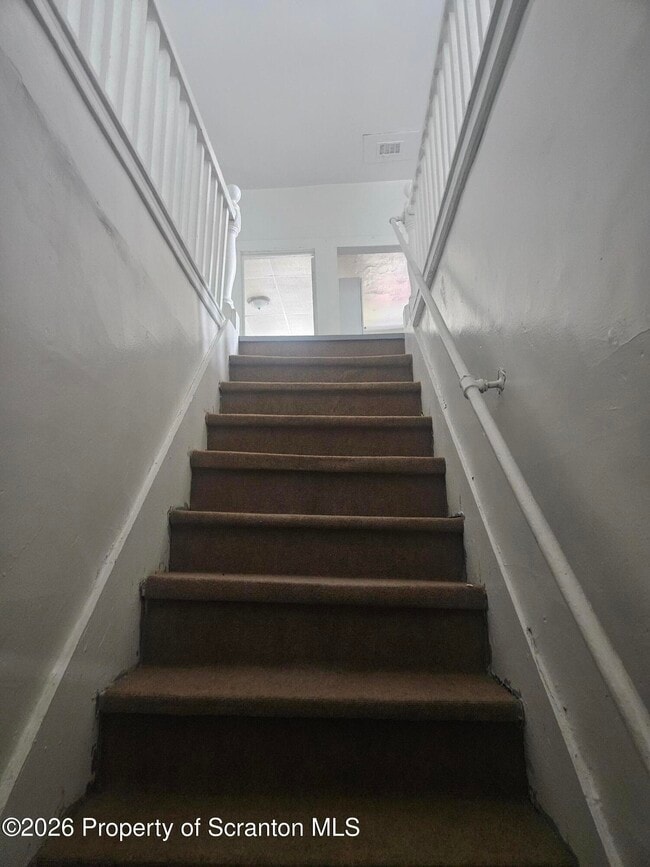 Building Photo - 715 Moosic St