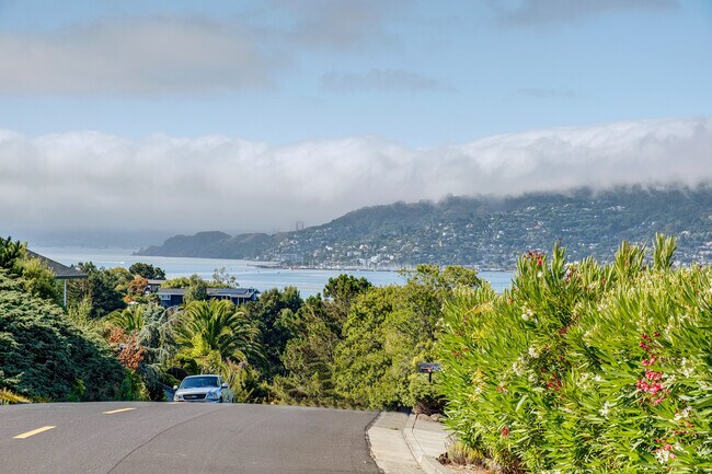 Building Photo - 90 Geldert Dr