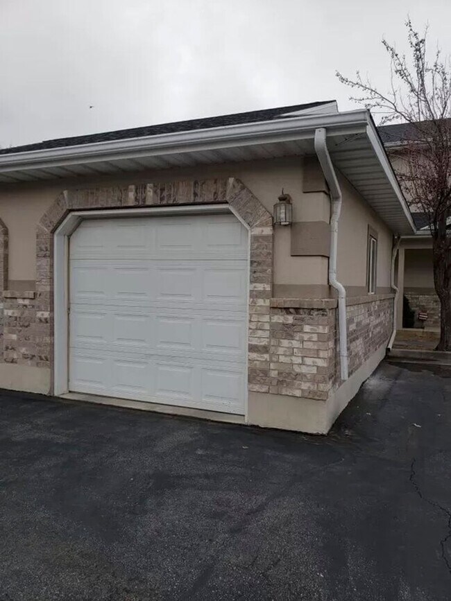 Building Photo - Beautiful North Ogden 2 bed 1.5 bath townhome with 1 Car Garage!!