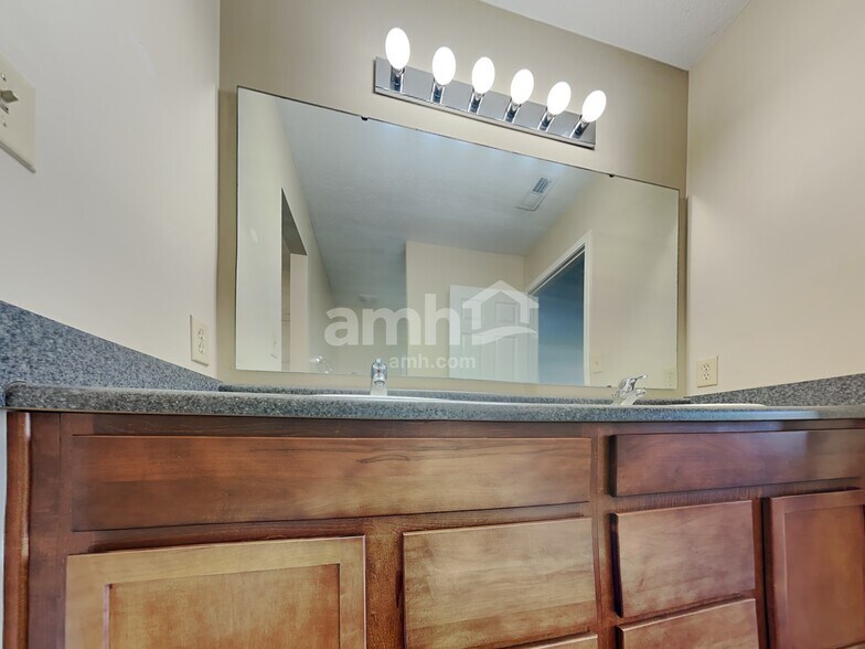 Building Photo - 5633 Rambling Dr