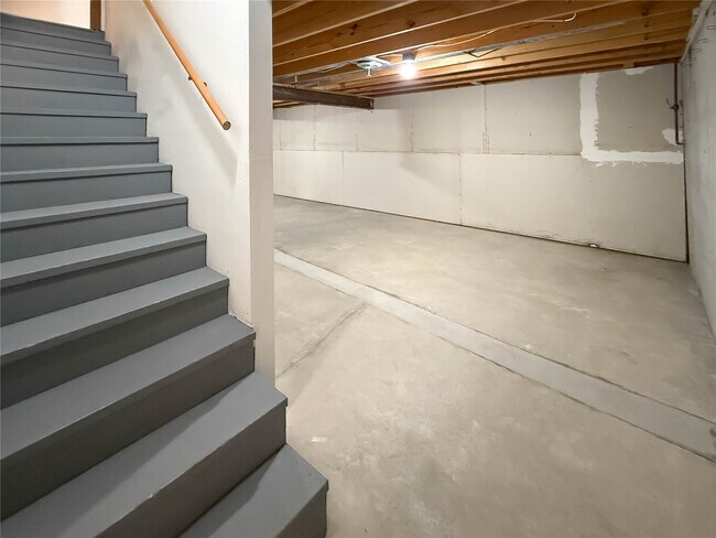 Building Photo - 102 N Ferkel St