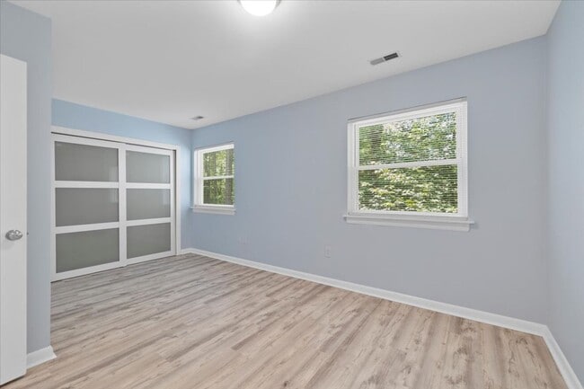 Building Photo - Charming 2 Bedroom/1 Bath Townhome in Henr...