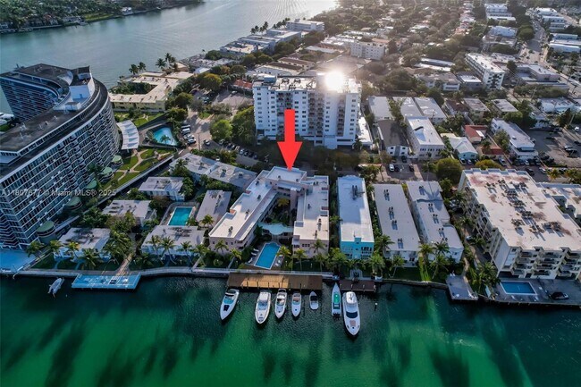Building Photo - 6881 Bay Dr