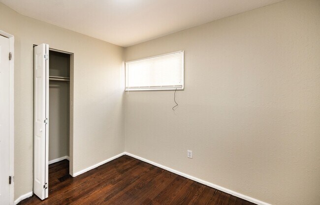 Building Photo - Comfortable 3 Bedroom 1 Bathroom Home