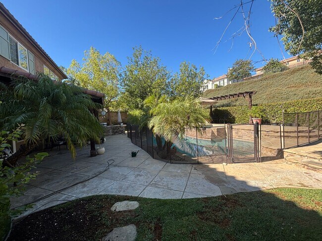 Building Photo - Spectacular 5-Bedroom Home with Private Po...