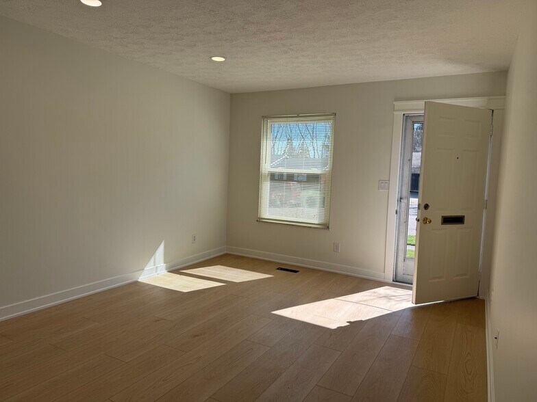 Building Photo - 925 Taylorsview Dr