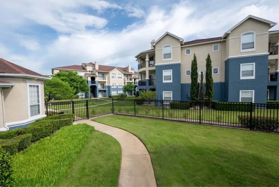 Building Photo - 901 Lakeside Cir