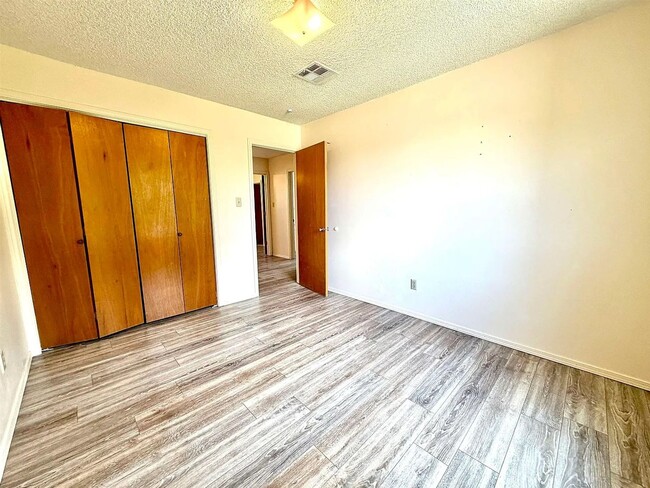 Building Photo - Welcome to this 3 BD, 2 Bth home situated on a corner lot!!