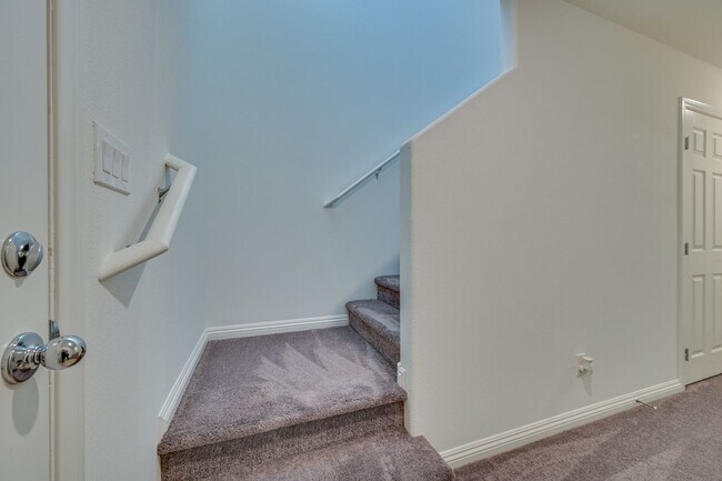 Building Photo - SE!!  Gated!! Community Pool!! Clubhouse!! Fitness Center!! Up Graded Appliances!!! 2 Car Garage!!