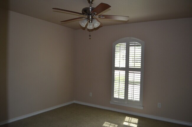 Building Photo - EXECUTIVE HOME IN COUNTRY TRAILS SUBDIVISI...