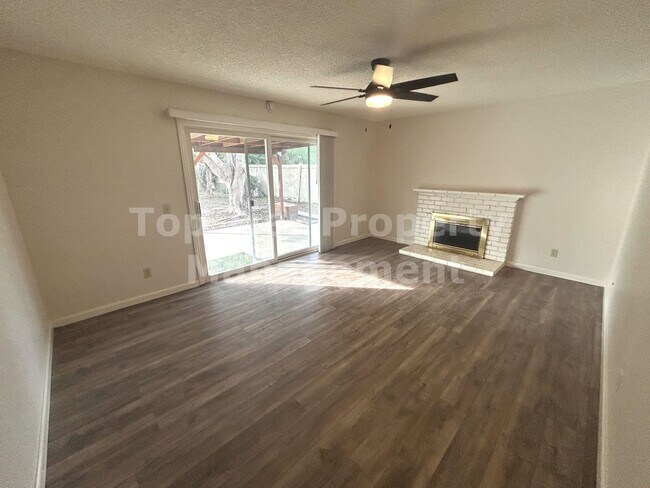 Building Photo - Beautiful 4 Bed/2 Bath House in Central Oceanside - Available 01/02***