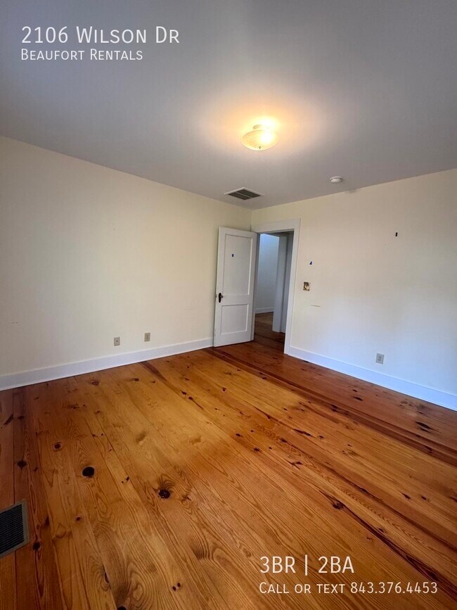 Building Photo - 2106 Wilson Dr