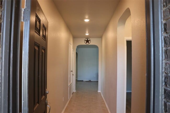 Building Photo - 321 Parrot Tulip View