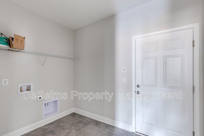 Building Photo - 107 Crabourne Dr