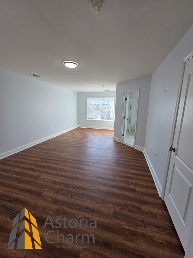 Building Photo - 3 Bedroom 3 Level Home with Garage and Flexible Layout