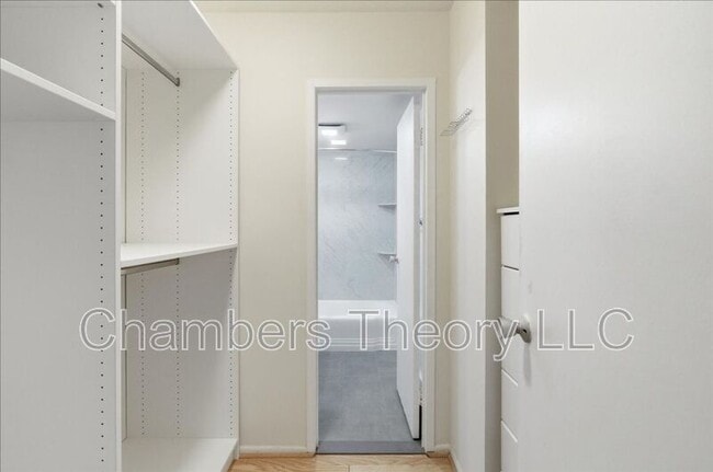 Building Photo - 1210 N Taft St