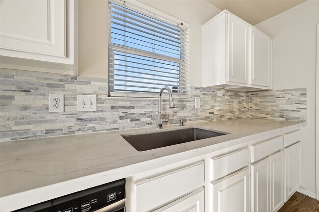 Building Photo - 6523 Mildenhall Ct