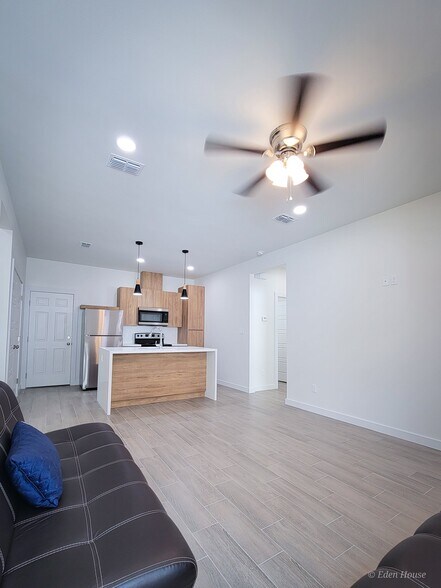Building Photo - 1404 W Platinum Dr