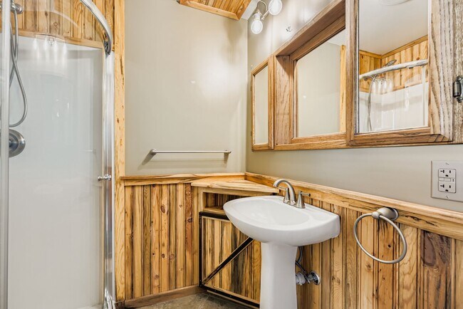 Building Photo - 515 W San Miguel St