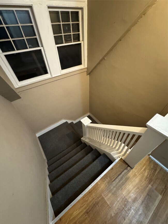 Building Photo - 121 Oak St