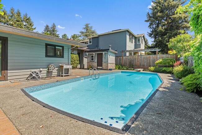 Building Photo - Beautiful West Facing Houghton Home with p...