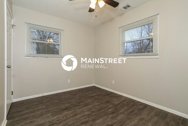 Building Photo - 3 Bedroom Pet-Friendly Home in LOUISVILLE,...