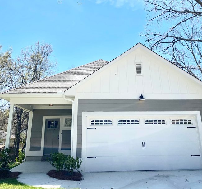 Building Photo - 3 Bedroom Home with 2 Car Garage