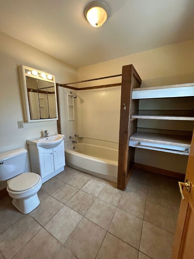 Building Photo - New On Market - 3 Bedroom, 1 Bathroom Duplex