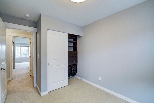 Building Photo - 2Bd/2.5Ba Seattle Townhouse