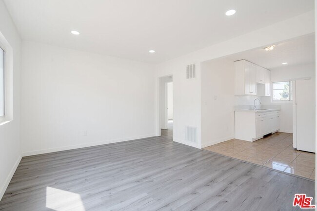 Building Photo - 241 W 84th St