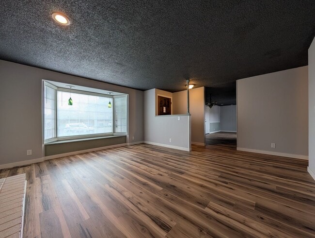 Building Photo - Great 4bed/2 bath home in west Eugene!