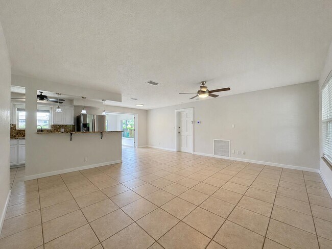 Building Photo - 924 SE 8th Ct
