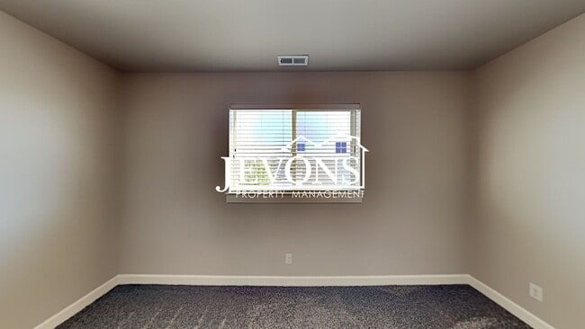 Building Photo - Spacious duplex with master bedroom, backy...