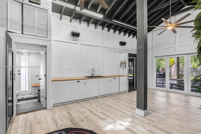 Building Photo - 6830 SW 69th Ave