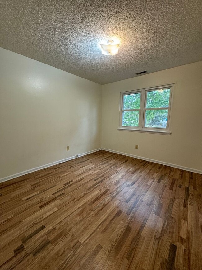 Building Photo - Snuggle Up on Sitton