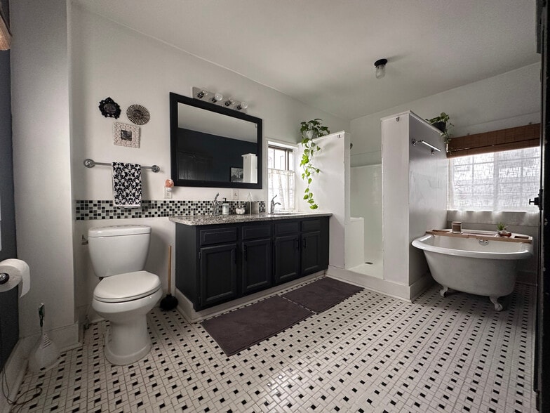 Building Photo - 1163 Say Ave