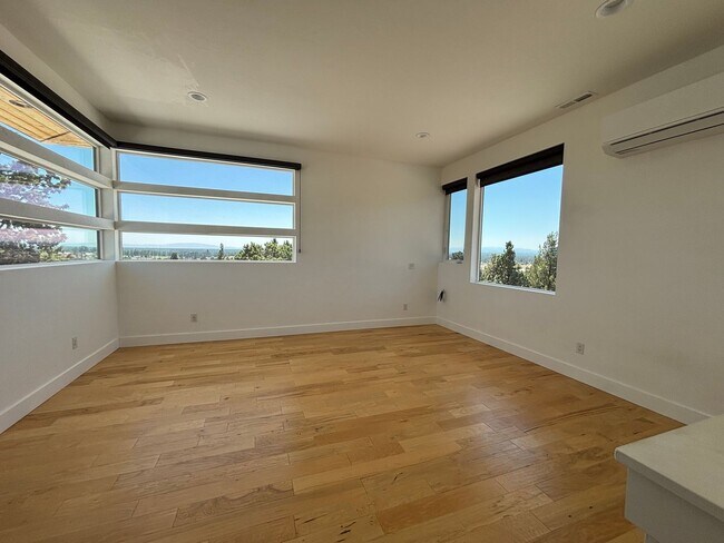 Building Photo - Stunning 4 Bed/3.5 Bath on 4.39 Acre Lot-7...