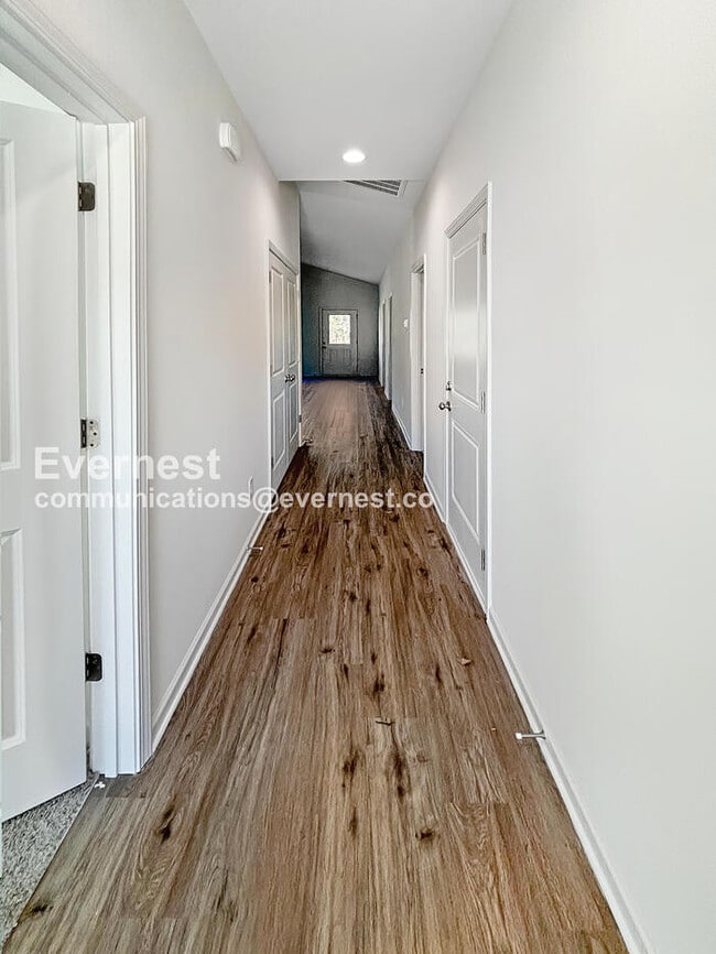 Building Photo - 3 Bed/2 Bath Home with Garage / Pet-Friendly / Vouchers Accepted / Available Now!