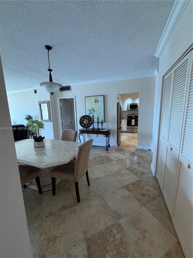 Building Photo - 500 Bayview Dr