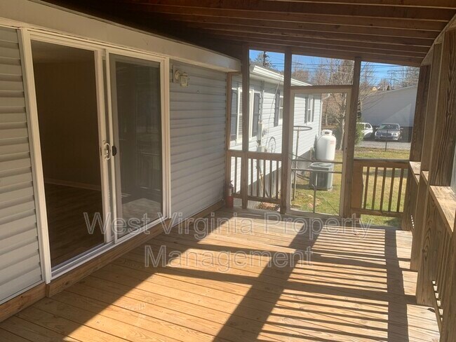 Building Photo - 563 Glenview Rd