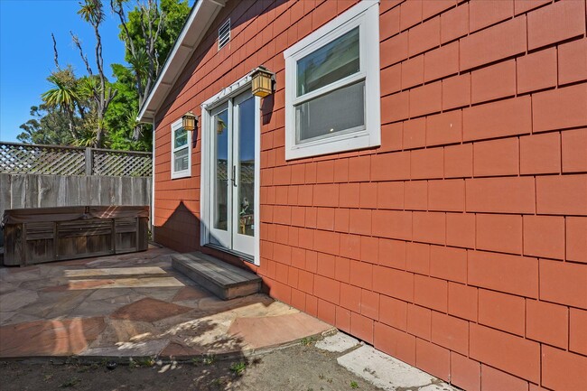 Building Photo - 1525 Cypress Ave