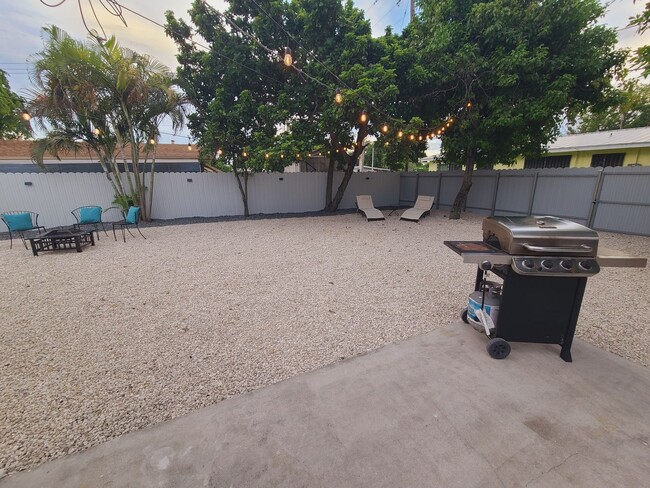 Building Photo - 20520 NE 15th Ave