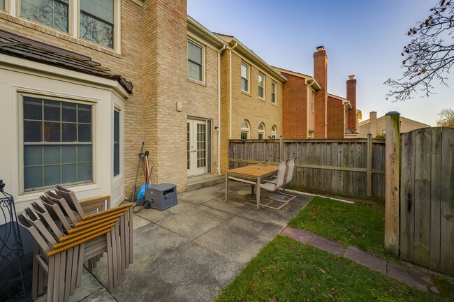 Building Photo - Beautifully Updated Townhome in Rockville