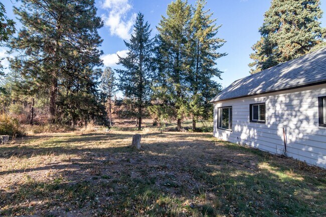 Building Photo - Quaint Farmhouse near Silverlake!