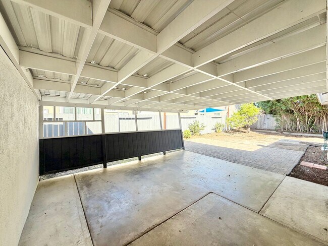 Building Photo - College View Estates Home - Spacious, Bright, and Beautiful Living