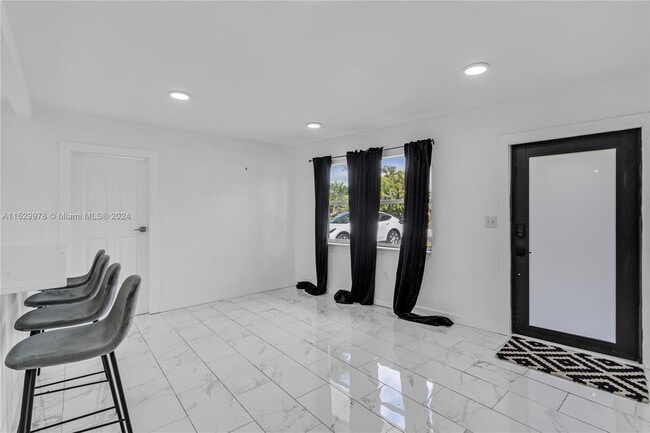 Building Photo - 420 S 61st Terrace