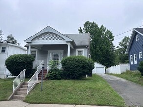Building Photo - Ewing, NJ – 6BR / 2BA. House near TCNJ. Spacious layout. - Gambourg Properties