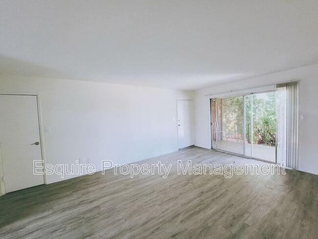 Building Photo - 2064 N Ventura Rd