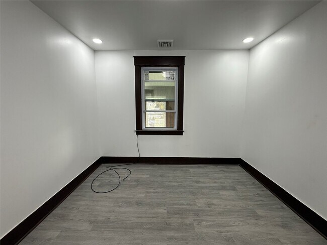 Building Photo - 1005 Pine St