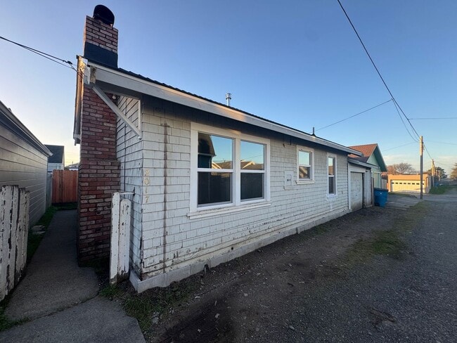 Building Photo - 2015 I St